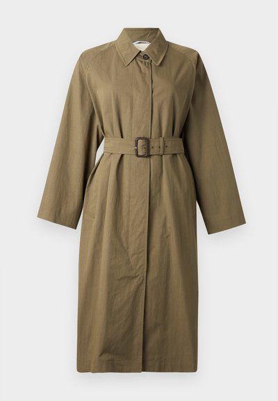 Καφέ χακί καμπαρντίνα με μακριά μανίκια, μυτερό γιακά, εμπρόσθιο κούμπωμα με κουμπιά, ζώνη με αγκράφα στη μέση και πλαϊνές τσέπες.