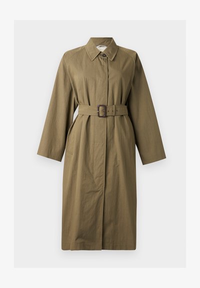 Καφέ χακί καμπαρντίνα με μακριά μανίκια, μυτερό γιακά, εμπρόσθιο κούμπωμα με κουμπιά, ζώνη με αγκράφα στη μέση και πλαϊνές τσέπες.