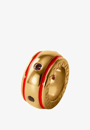 Anillo de oro con acentos rojos y rellenos de piedras preciosas moradas. Diseño suave y redondeado con un borde texturizado y dos franjas de colores.