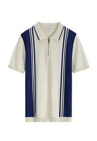 Polo à zip, corps principal couleur crème, panneaux latéraux bleu marine, et deux rayures blanches verticales le long des côtés. Texture en tricot douce.