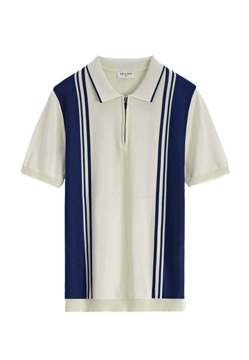Polo à zip, corps principal couleur crème, panneaux latéraux bleu marine, et deux rayures blanches verticales le long des côtés. Texture en tricot douce.