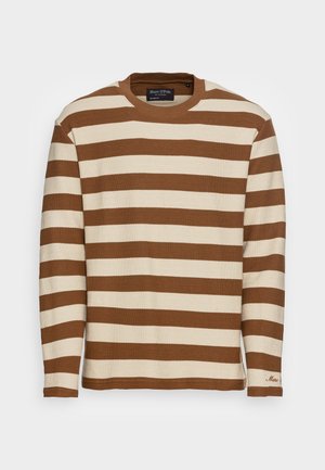 Langärmliger Rundhalspullover mit breiten horizontalen braunen und beigen Streifen, lockere Passform und kleinem besticktem Markentext am linken Ärmelsaum.