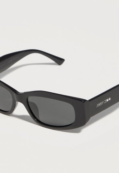 Μαύρα ορθογώνια γυαλιά ηλίου με χοντρά πλαίσια, σκουρόχρωμους φακούς και λογότυπο «Jimmy Choo» στον βραχίονα.