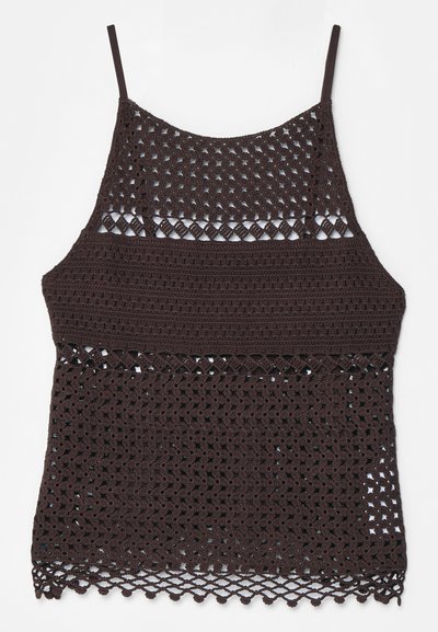 Καφέ πλεκτό τοπ με ημι-διαφανή υφή, διαθέτει στενές τιράντες, περίπλοκα ανοιχτά σχέδια και κεντητό τελείωμα.