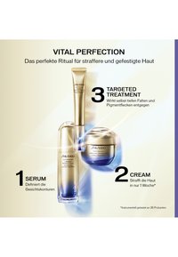 Set di prodotti per la cura della pelle Shiseido Vital Perfection con contenitori dorati e trasparenti, composto da un tubetto e due vasetti, etichettati "Siero", "Crema" e "Trattamento mirato".