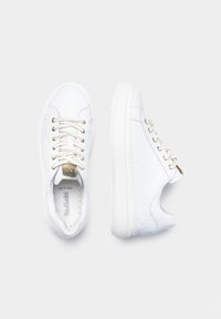 Weiße Sneakers mit strukturiertem Finish, goldenen Details, runder Zehenpartie und dicker weißer Sohle. Schnürsenkel und Branding auf der Zunge sind enthalten.