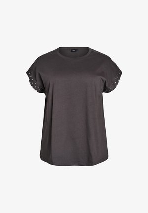 Tumši pelēks krekls, kas izgatavots no mīkstas kokvilnas ar īsām piedurknēm, ar apļveida izgriezumiem un sudraba kniedēm pie pleciem.