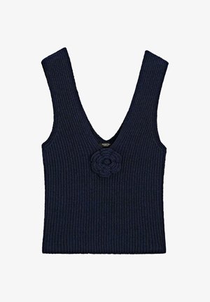 Marineblauwe geribbelde gebreide mouwloze top met een diepe V-hals en een gehaakte bloemenaccent aan de voorkant. Zachte textuur, aansluitend ontwerp.