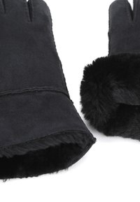 Juoda pora žiemos pirštinių su minkšta, pūkuota pamušalu ir siuvinėjimu, išdėstytų ant baltos fono.