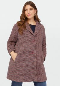 Palton împletit în nuanțe de roz și mov cu model houndstooth, având un guler decupat, două buzunare frontale și nasturi roz.