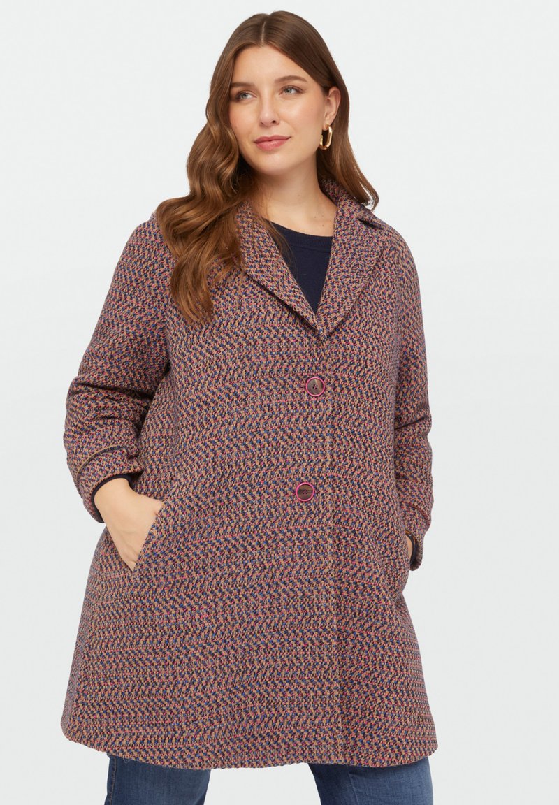 Palton împletit în nuanțe de roz și mov cu model houndstooth, având un guler decupat, două buzunare frontale și nasturi roz.