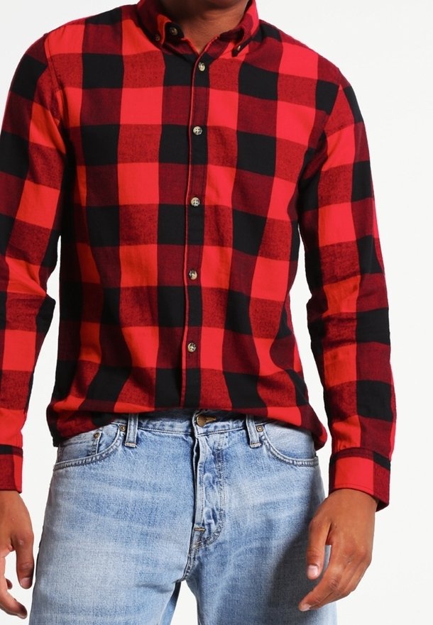 Červená a černá kostkovaná košile s dlouhým rukávem a límečkem, vyrobená z hladké bavlny s kovovými knoflíky, doplněná modrými džínami.