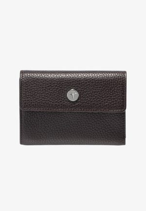Cartera de cuero negro texturizado con solapa y un pequeño emblema circular plateado con forma de árbol en el centro de la solapa.