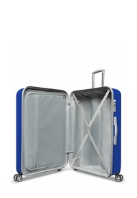 Blauwe harde koffer met een zilveren interieur, voorzien van kruisbanden, een met rits afgesloten zak en twee soepel rollende wielen. Handvat steekt omhoog.