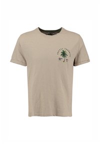 Camiseta beige de manga corta con puños enrollados y un pequeño gráfico de una palmera verde con el texto "Paraíso de Verano" en el lado izquierdo del pecho.