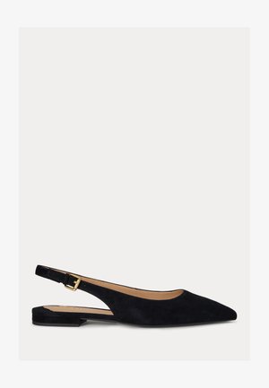 Zwarte suède platte slingbacks met spitse neus, verstelbare gouden gespsluiting en lage hak.