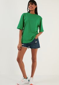 LELA LOOSE FIT - Jednoduché tričko - benetton color