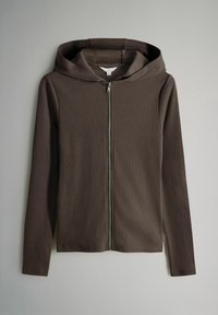 Brūns zip-up džemperis ar teksturētu ribu audumu, garām piedurknēm un izteiksmīgu kapuci. Sastāv no metalizēta rāvējslēdzēja centrā priekšpusē.