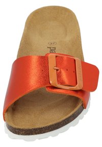Infradito metallici arancioni con una larga fascia e una fibbia rettangolare. Fondi in sughero e suola in gomma bianca per il comfort.