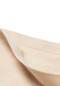 Zacht beige stof met een gladde textuur, met gevouwen lagen en een subtiele naaddetail.
