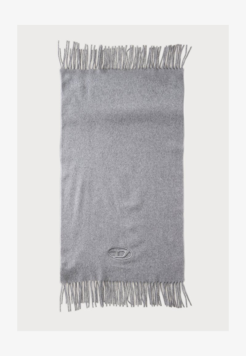 Écharpe rectangulaire gris clair avec des bords frangés aux deux extrémités et un petit logo brodé près d'un coin.