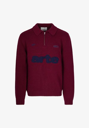 Maglione a maglia borgogna con collo a zip, caratterizzato da un grande logo navy "arte" sul davanti e polsini e orlo a coste.