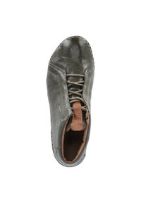 Scarpe in pelle grigia con punta rotonda, accenti marroni e cuciture a contrasto. Presentano una chiusura con lacci e una suola testurizzata.