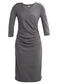 Abito grigio, lungo fino al ginocchio, realizzato in tessuto morbido. Presenta un collo a V, maniche a tre quarti e dettagli arricciati sulla parte anteriore per un look aderente.