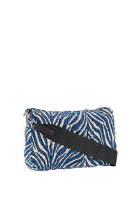Borsetta in tessuto a strisce zebra blu e beige con una ampia tracolla nera regolabile e chiusura a zip in argento.