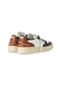 Une paire de baskets basses avec des semelles crème, des panneaux blancs et noirs, et des accents marron au talon avec le texte blanc "4B12".