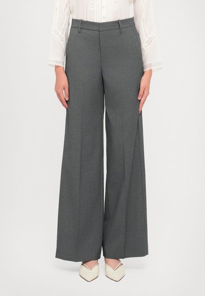 Wide-leg gray trousers with a tailored fit, made of a textured fabric. Features front pockets and a smooth waistband. Paired with cream shoes.