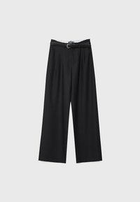 Pantalon noir à jambes larges avec plis et ceinture assortie, sur un fond gris clair uni.