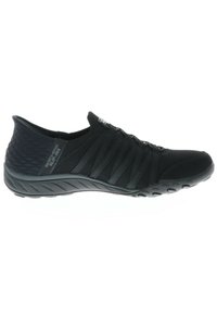 Chaussure de sport noire Skechers à enfiler avec des bandes élastiques sur les côtés et une semelle texturée pour l'adhérence, vue de profil.