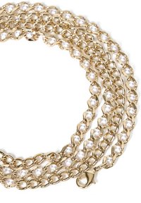 Naszyjnik z łańcuszka w złotym odcieniu, złożony z wielu nici, ozdobiony okrągłymi, błyszczącymi koralikami i zapięciem w kształcie homara zapewniającym solidne zapięcie.