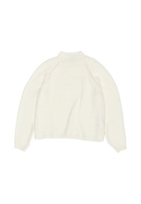 Kremowy sweter z wysokim kołnierzem i rękawami raglanowymi. Miękka, fakturowana dzianina z delikatnymi szwami wzdłuż ramion i dołu.