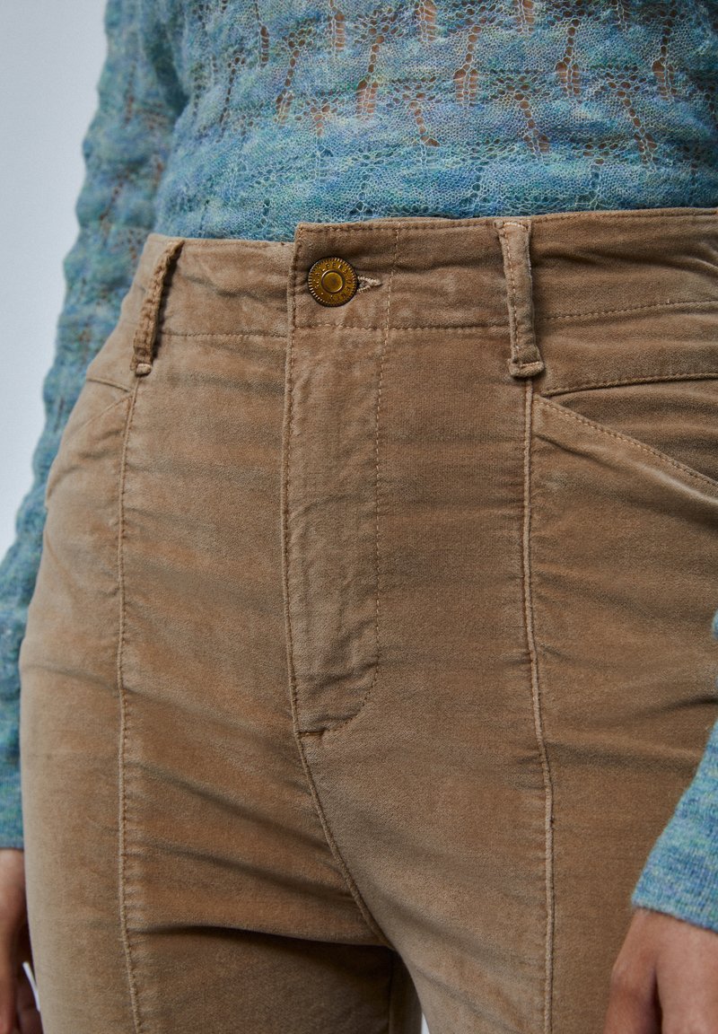 Taupe Scalloped T-strap