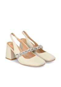 Tacchi slingback bianchi in pelle con punta quadrata, tacco a blocco e una fascia decorativa di cristalli nella parte anteriore. Finitura liscia, design minimal.