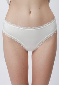Witte katoenen slip met delicate kantafwerking op de tailleband en benen. Zacht, glad materiaal met een eenvoudig, klassiek ontwerp.