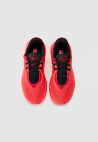 Røde sneakers med en overdel i mesh og syntetisk materiale, der har sorte snørebånd og accenter, et struktureret design og perforerede detaljer til ventilation.