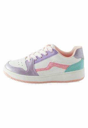 Hvide sneakers med lilla, pink og teal accenter. Har en tekstureret side-stribe og flade snørebånd, med en gummisål og perforeret tå.