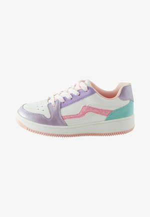 Hvide sneakers med lilla, pink og teal accenter. Har en tekstureret side-stribe og flade snørebånd, med en gummisål og perforeret tå.