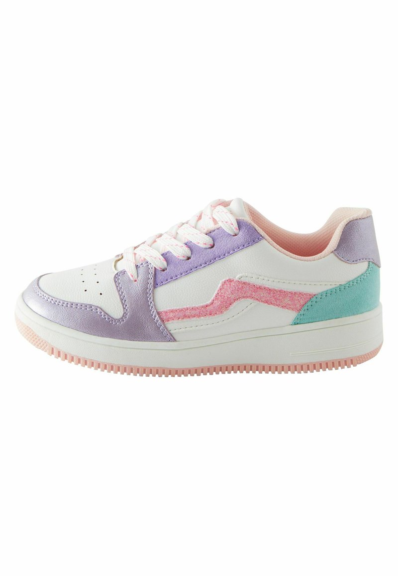 Weißer Sneaker mit lila, rosa und türkisfarbenen Akzenten. Verfügt über einen strukturierten Seitenstreifen und flache Schnürsenkel, mit einer Gummisohle und perforierter Zehenpartie.
