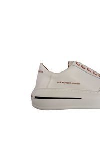 Hvide lædersneakers med præget "ALEXANDER SMITH" branding, kontrasterende sort stribe på sålen og rose gold snørehuller.