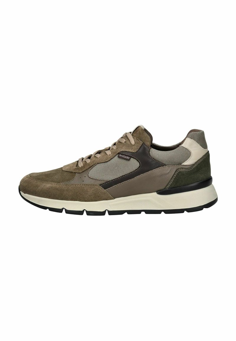 Zapatillas en diferentes tonalidades de marrón y beige, con materiales de ante y malla, una suela acolchada y una suela texturizada para asegurar el agarre.