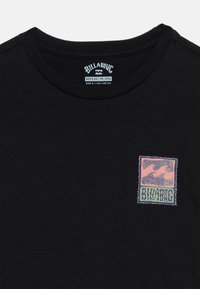 Μαύρο T-shirt για αγόρια σε μέγεθος XS με στρογγυλή λαιμόκοψη, που διαθέτει μικρό πολύχρωμο λογότυπο Billabong με σχέδιο κύματος στο αριστερό στήθος.