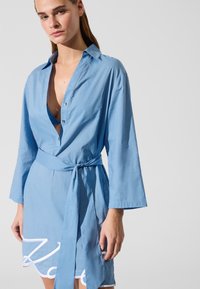 Neselectat, silver lake blue