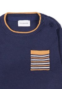 Maglione blu navy con collo a maniche rigate, dotato di un colletto con dettagli dorati e una tasca a toppa a righe nei colori oro, bianco e blu.