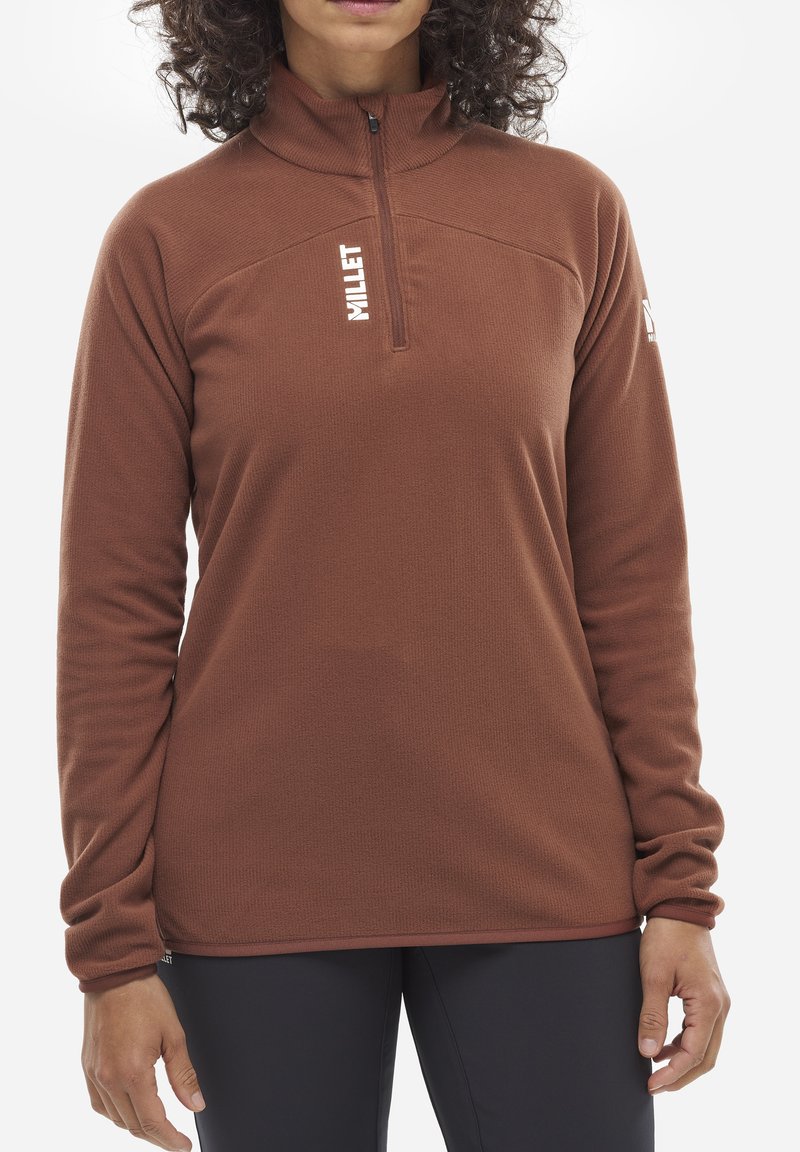Brauner Fleece-Pullover mit hohem Kragen und halbem Reißverschluss. Verfügt über eine strukturierte Oberfläche und ein weißes Logo oben links. Weiches und figurbetontes Design.