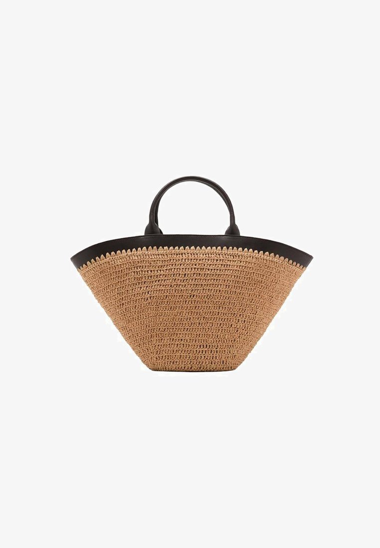 Geflochtene Strohtasche mit einem schwarzen Lederakzent, einem weit geöffneten oberen Bereich und runden Griffen. Texturierte Oberfläche mit glatter Randverarbeitung.