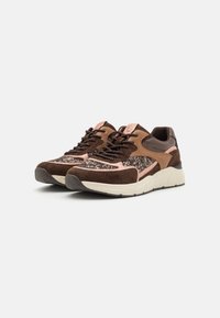 Brune sneakers laget av en blanding av semsket lær og syntetiske materialer, med rosa aksenter, teksturerte paneler og en hvit såle.